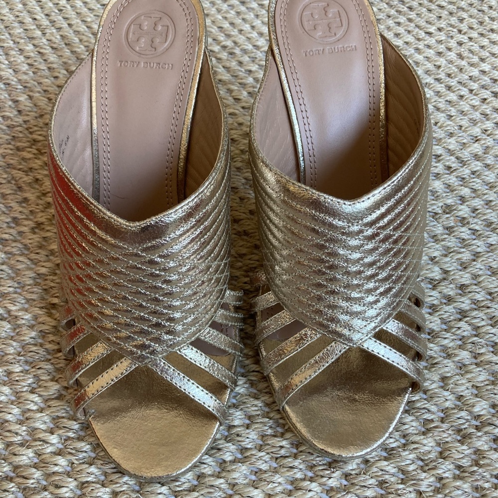 NIB Gold metallic Brida Tory Burch mules. Size 8.5